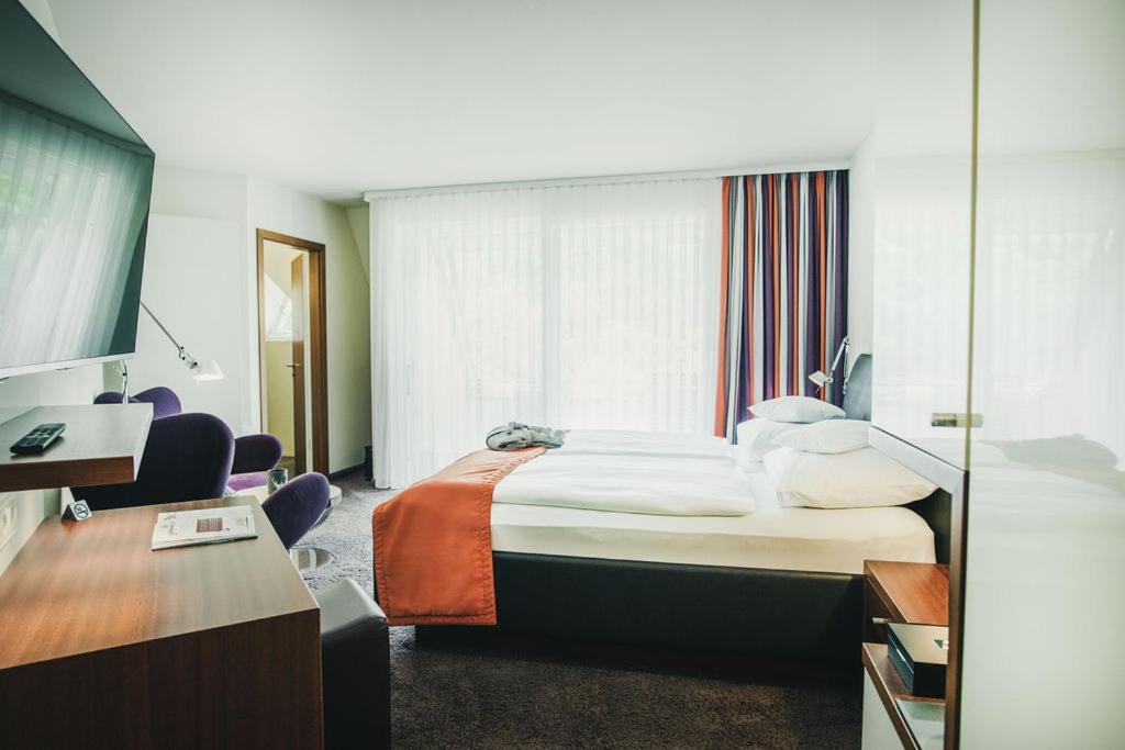 One-Bedroom Apartment Balcony,1771922051:JPEG